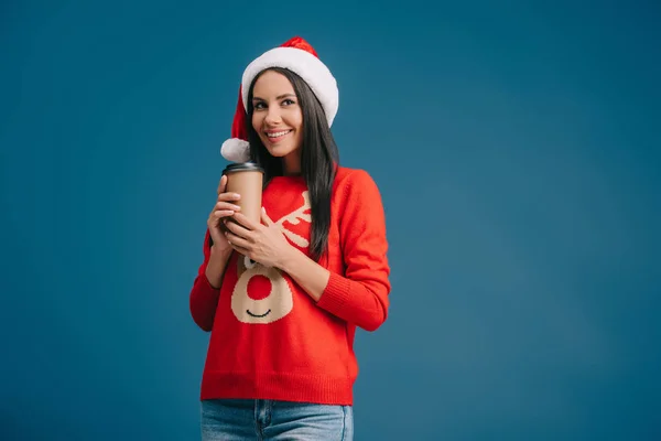 Όμορφη Ευτυχισμένη Γυναίκα Σάντα Καπέλο Και Χριστουγεννιάτικο Πουλόβερ Κρατώντας Καφέ — Φωτογραφία Αρχείου