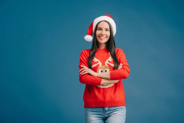 Mooie Vrouw Kerstmuts Poseren Met Gekruiste Armen Geïsoleerd Blauw — Stockfoto