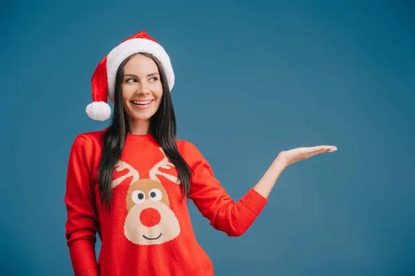 Hermosa Mujer Sombrero Santa Mostrando Algo Aislado Azul — Foto de Stock