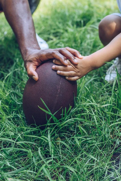 Vue Recadrée Père Afro Américain Fils Touchant Balle Rugby — Photo