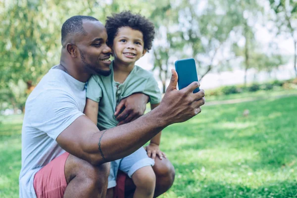 Alegre Afro Americano Pai Filho Tomando Selfie Smartphone Parque — Fotografia de Stock