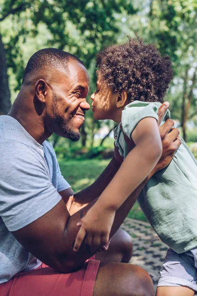 Feliz Afroamericano Hombre Divertirse Con Adorable Hijo Parque —  Fotos de Stock