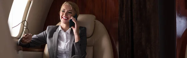 Beautiful Businesswoman Talking Smartphone Plane Business Trip — Stock Photo, Image