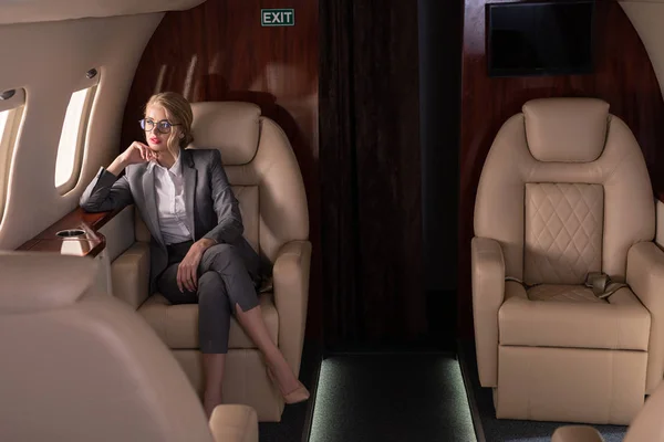 Όμορφη Ξανθιά Επιχειρηματίας Κάθεται Στο Αεροπλάνο Κατά Διάρκεια Επαγγελματικό Ταξίδι — Φωτογραφία Αρχείου