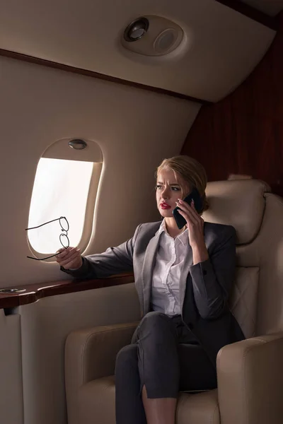 Worried Businesswoman Talking Smartphone Plane Business Trip — Stock Photo, Image