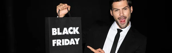 Hombre Excitado Apuntando Bolsa Compras Con Signo Viernes Negro Aislado — Foto de Stock