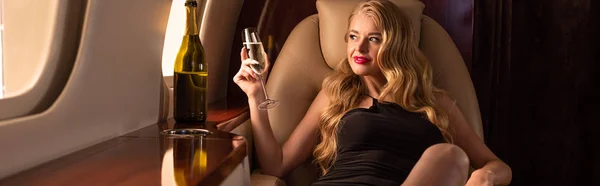 Mooie Blonde Vrouw Met Champagne Zitten Vliegtuig — Stockfoto