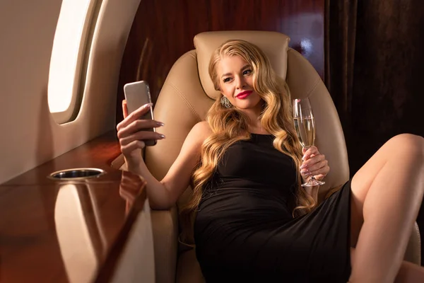 Aantrekkelijk Gepassioneerd Meisje Nemen Selfie Smartphone Met Champagne Vliegtuig — Stockfoto
