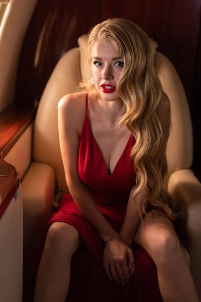 Femme Glamour Passionnée Robe Rouge Assis Dans Avion — Photo