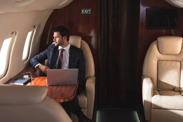 Hombre Negocios Guapo Que Trabaja Con Ordenador Portátil Avión Durante — Foto de Stock