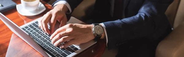 Gedeeltelijk Zicht Zakenman Typen Laptop Tijdens Zakenreis Vliegtuigen — Stockfoto