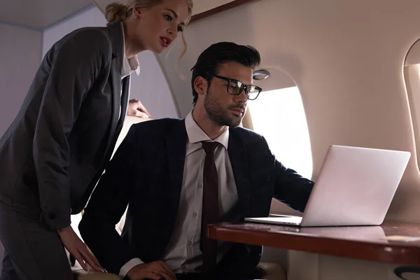 Εκτελεστικοί Επαγγελματίες Επιχειρηματίες Που Εργάζονται Laptop Συνεδρίαση Στο Αεροπλάνο — Φωτογραφία Αρχείου