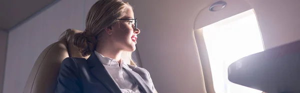 Atractiva Mujer Negocios Mirando Ventana Avión Durante Viaje Negocios — Foto de Stock