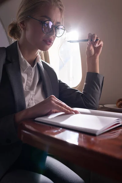 Ελκυστική Επιχειρηματίας Που Εργάζεται Έγγραφα Στο Αεροπλάνο Κατά Διάρκεια Επαγγελματικού — Φωτογραφία Αρχείου