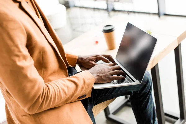 Vista Recortada Del Hombre Negocios Afroamericano Sentado Escritorio Utilizando Ordenador — Foto de Stock