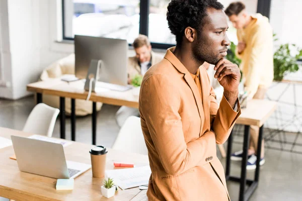 Pensativo Hombre Negocios Afroamericano Mirando Hacia Otro Lado Cerca Colegas — Foto de Stock