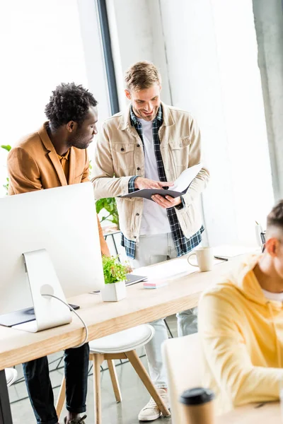 Jóvenes Empresarios Multiculturales Que Trabajan Juntos Proyecto Startup Cargo — Foto de Stock