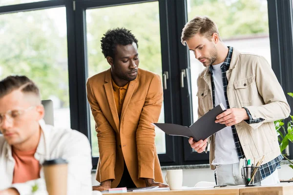 Selective Focus Multicultural Businesspeople Looking Folder Together Office — Stock Photo, Image