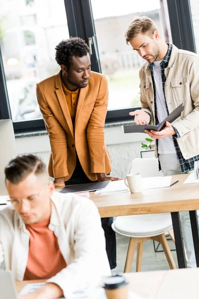 Enfoque Selectivo Los Hombres Negocios Multiculturales Que Buscan Carpeta Juntos — Foto de Stock