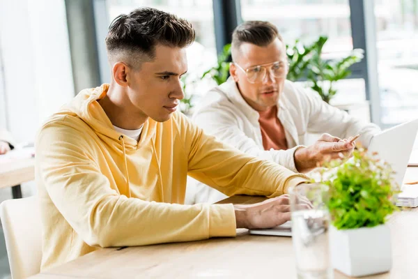 Zwei Junge Gut Aussehende Geschäftsleute Die Arbeitsplatz Sitzen Und Gemeinsam — Stockfoto