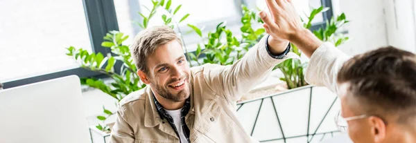 Panoramisch Schot Van Twee Jonge Zakenlieden Geven High Five Office — Stockfoto