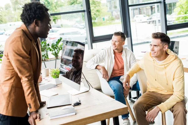 Jóvenes Empresarios Multiculturales Discutiendo Proyecto Puesta Marcha Oficina Cerca Del —  Fotos de Stock