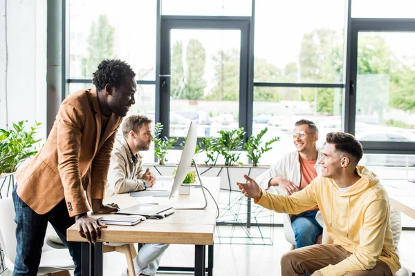 Cuatro Hombres Negocios Multiculturales Sentados Cerca Escritorio Discutiendo Juntos Proyecto —  Fotos de Stock