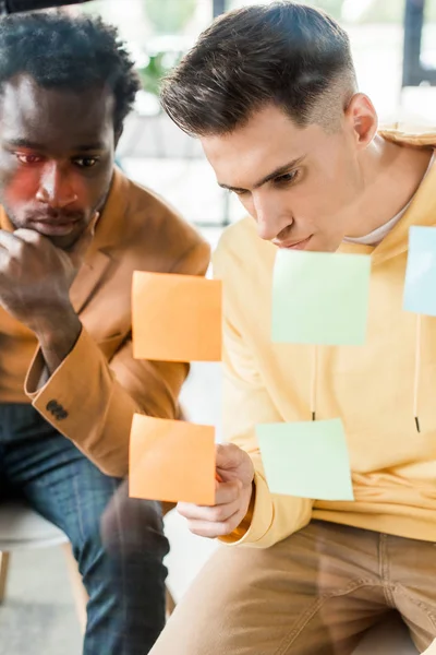 Two Multicultural Businessmen Looking Sticky Notes Fixed Glass Board Office — Stock Photo, Image