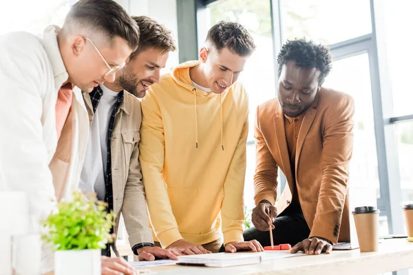 Vier Multikulturelle Geschäftsleute Stehen Schreibtisch Während Sie Gemeinsam Büro Einem — Stockfoto