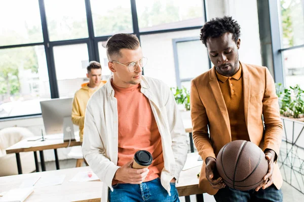 Afrikanisch Amerikanischer Geschäftsmann Mit Volleyball Gespräch Mit Einem Kollegen Der — Stockfoto