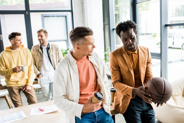 Hombre Negocios Afroamericano Con Voleibol Hablando Con Colega Sosteniendo Café — Foto de Stock