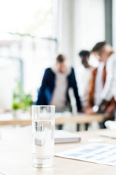 Selektivt Fokus Glas Med Vatten Skrivbordet Nära Företagare Som Står — Stockfoto