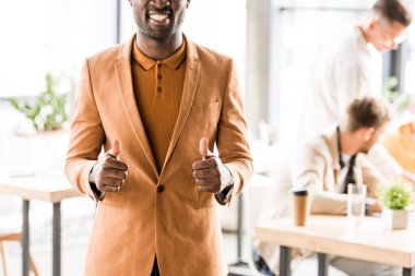 Gülümseyen Afro-Amerikan iş adamının kesikli görüntüsü. 