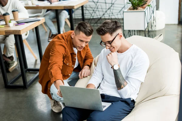 Młodzi Biznesmeni Patrząc Laptopa Podczas Pracy Nad Projektem Startup Razem — Zdjęcie stockowe