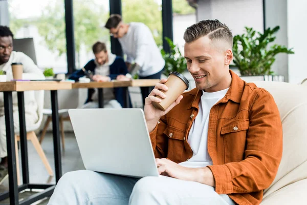 Tânăr Afaceri Bea Cafea Pentru Merge Folosi Laptop Timp Lucrează — Fotografie, imagine de stoc