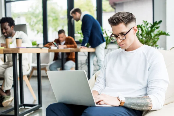 Joven Hombre Negocios Sentado Sillón Suave Uso Computadora Portátil Mientras — Foto de Stock