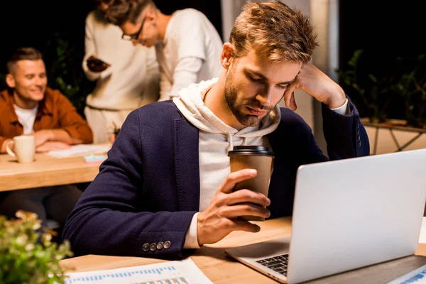 Hombre Negocios Agotado Sosteniendo Café Para Mientras Trabaja Por Noche —  Fotos de Stock