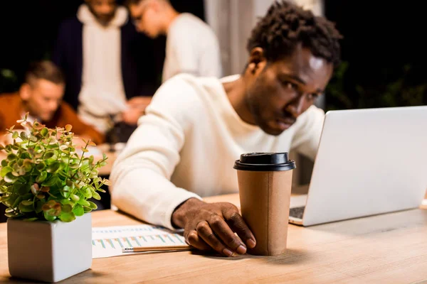 Избирательный Фокус Измученного Африканского Бизнесмена Держащего Кофе Пойти Время Работы — стоковое фото