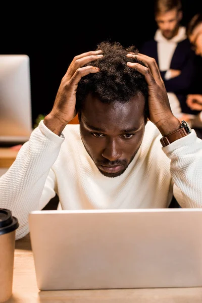 Cansado Africano Americano Empresário Mãos Dadas Cabeça Enquanto Trabalhava Noite — Fotografia de Stock