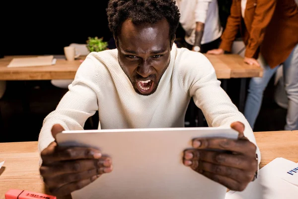 Irritado Empresário Afro Americano Olhando Para Laptop Enquanto Trabalhava Noite — Fotografia de Stock