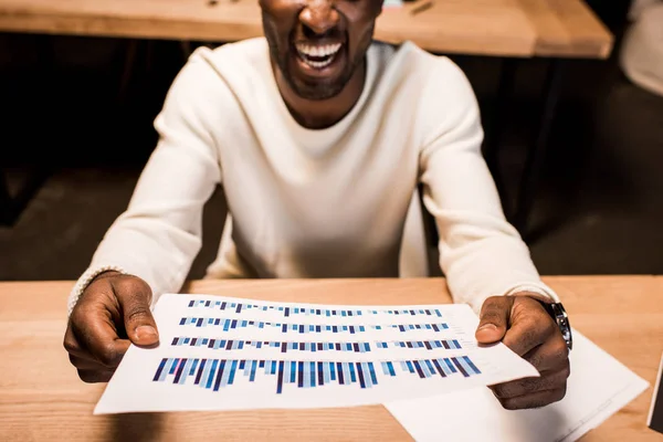 Обрезанный Вид Счастливого Африканского Американского Бизнесмена Держащего Бумагу Графиками Графиками — стоковое фото