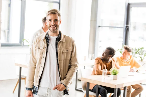 Jonge Knappe Zakenman Glimlachen Camera Terwijl Staan Buurt Van Multiculturele — Stockfoto