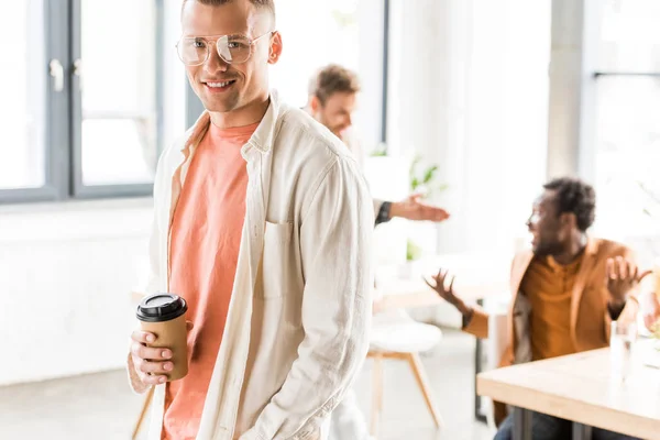 Joven Hombre Negocios Guapo Sosteniendo Café Para Sonriendo Cámara — Foto de Stock