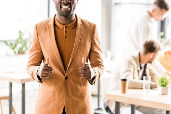 Abgeschnittene Ansicht Eines Lächelnden Afrikanisch Amerikanischen Geschäftsmannes Der Die Daumen — Stockfoto