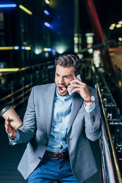 Homem Negócios Bonito Irritado Desgaste Formal Falando Smartphone Segurando Copo — Fotografia de Stock