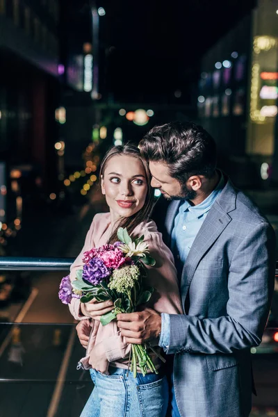 Schöner Geschäftsmann Gibt Blumenstrauß Und Umarmt Attraktive Frau Der Nacht — Stockfoto
