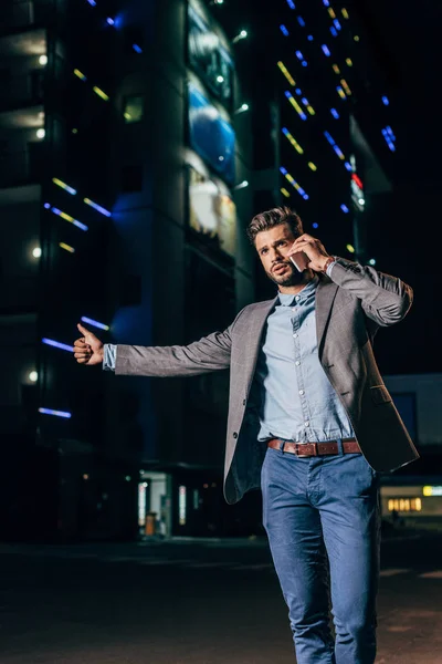 Przystojny Biznesmen Posiadanie Nosić Rozmowa Smartphone Thumbing Noc Miasto — Zdjęcie stockowe