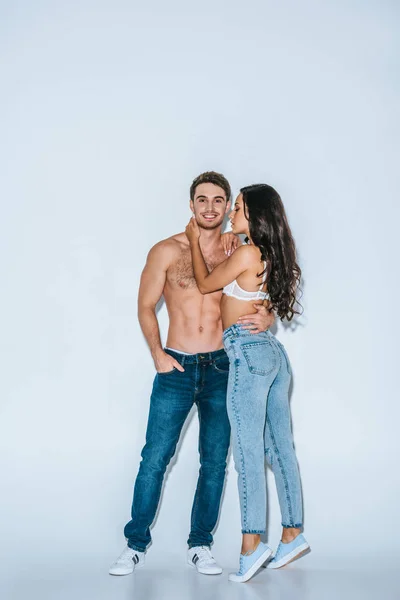 Hombre Joven Sin Camisa Sonriendo Cámara Mientras Abraza Chica Sexy — Foto de Stock