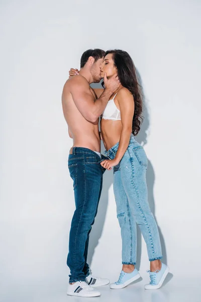 Full Length View Young Man Kiss Girl Unbuttoning His Jeans — Fotografia de Stock