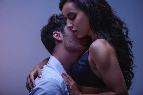 Jovem Homem Camisa Branca Abraçando Beijando Menina Apaixonada Lingerie Preta — Fotografia de Stock